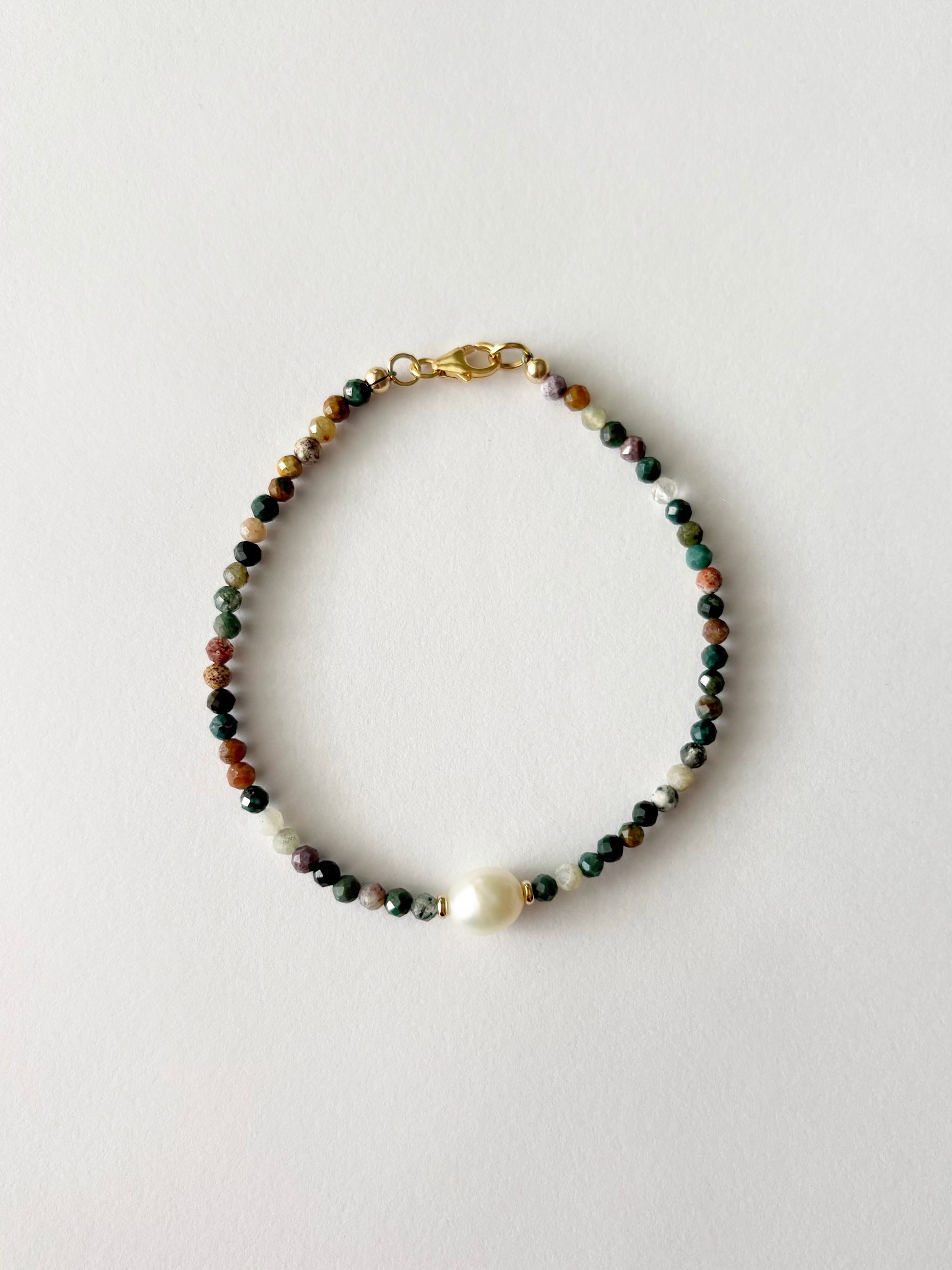 Indian Agate and Pearl Bracelet with small, faceted agate beads in various colors and a single white pearl